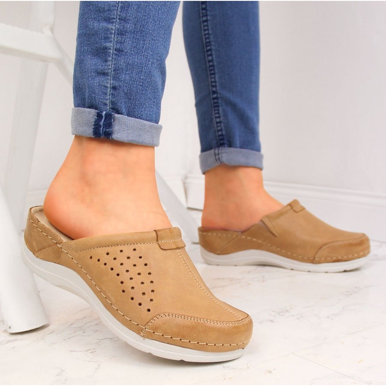 Papuci de femei din piele maro deschis Helios 281 2 Papuci de femei din piele maro deschis Helios 281 2