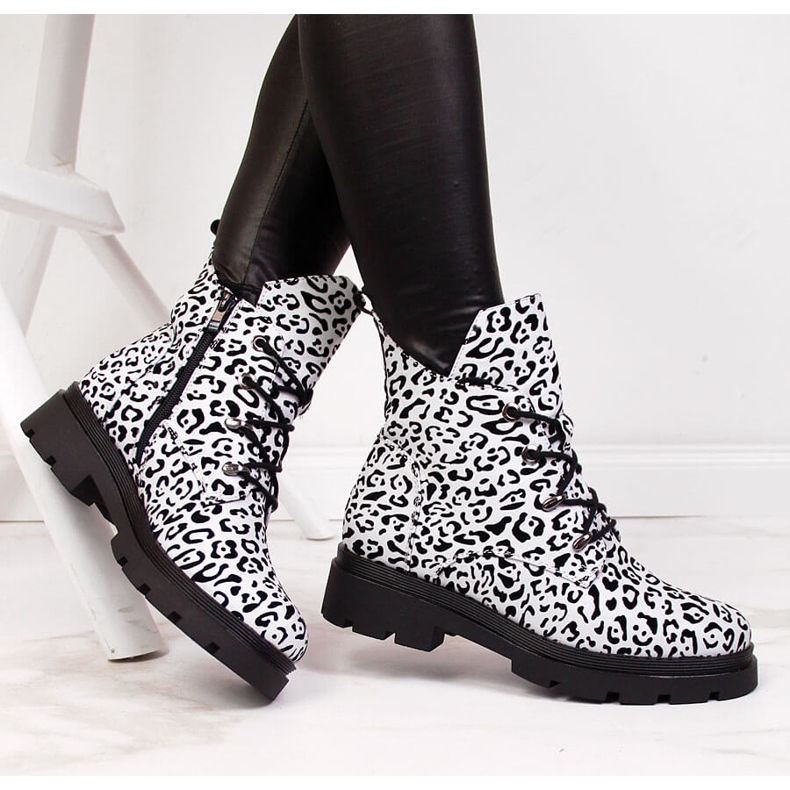 Cizme de dama izolate Filippo albe 1