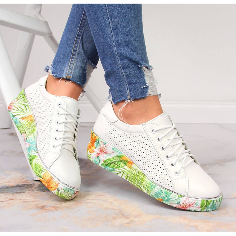 Pantofi de damă din piele pe o pană albă Artiker 1 Pantofi de damă din piele pe o pană albă Artiker 1