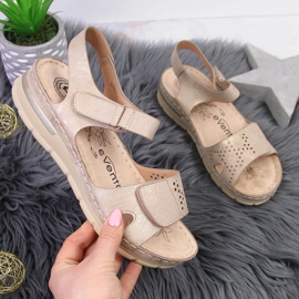 Sandale confortabile de damă pe pană bej eVento 1 Sandale confortabile de damă pe pană bej eVento 1