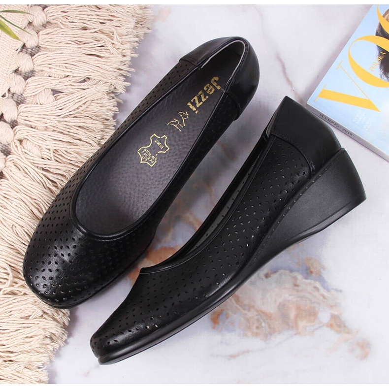 Pantofi de damă cu pană ajurata, negri Jezzi negru 1