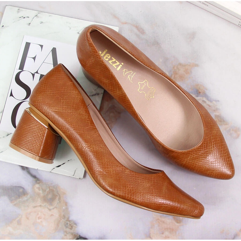 Pompe pe un stâlp decorativ maro de la Jezzi 1