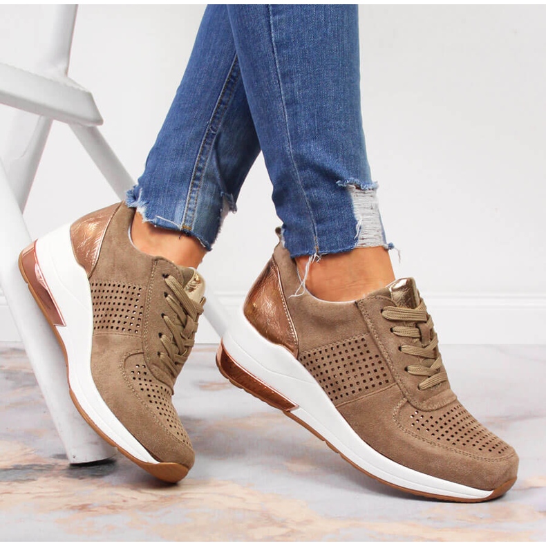 Pantofi de damă bej cu pană Jezzi 1