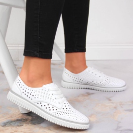 Pantofi de dama din piele Artiker ajurata alb 2