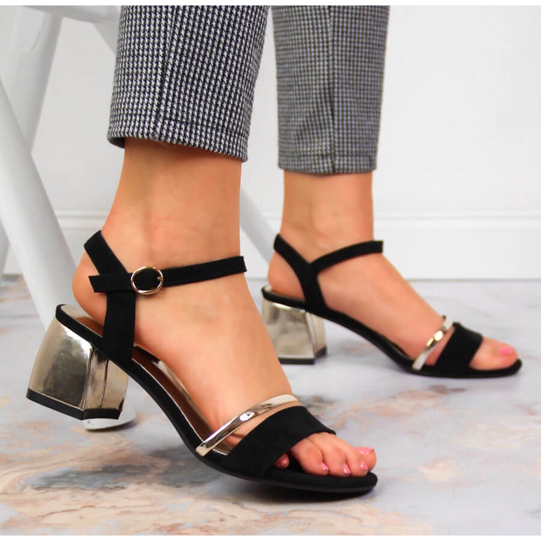 Sandale negre și aurii pe post de Sergio Leone negru de aur 2