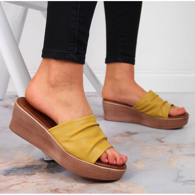 Papuci cu pană Filippo de damă galbeni 2