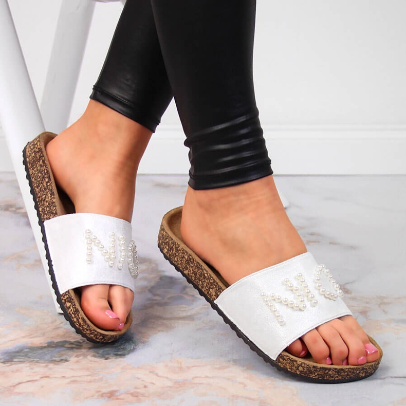 Papuci albi dama cu perle eVento 1