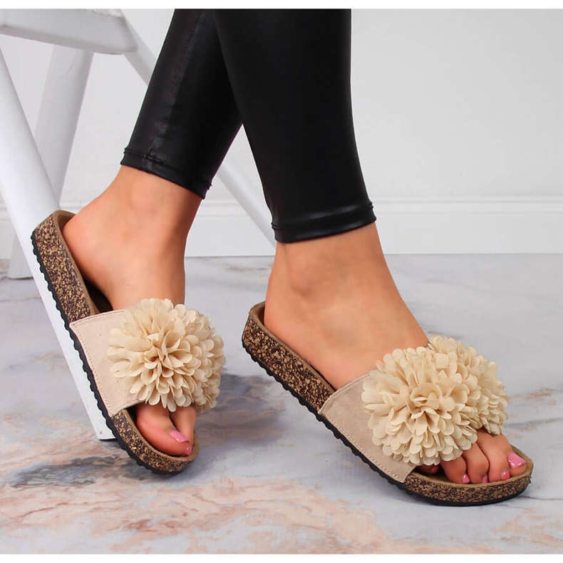 Papuci Jezzi de damă bej cu o floare 1