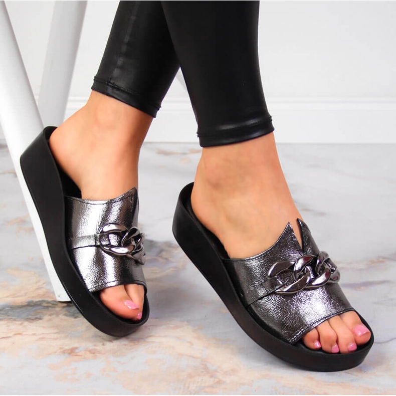 Papuci de damă din piele cu un lanț argintiu T.Sokolski 2