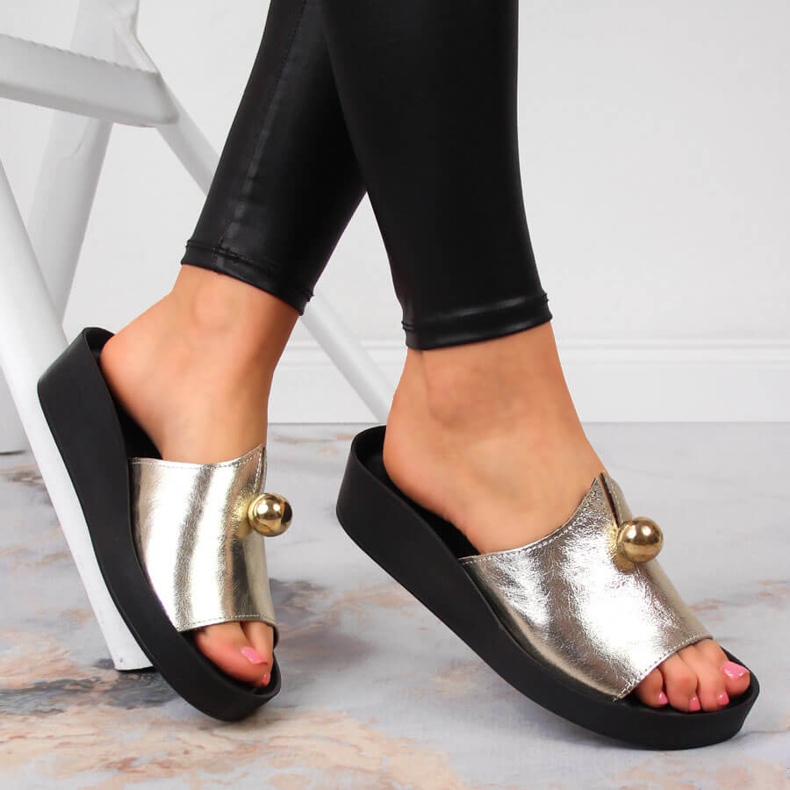 Papuci de damă din piele cu ornament auriu T.Sokolski de aur 1