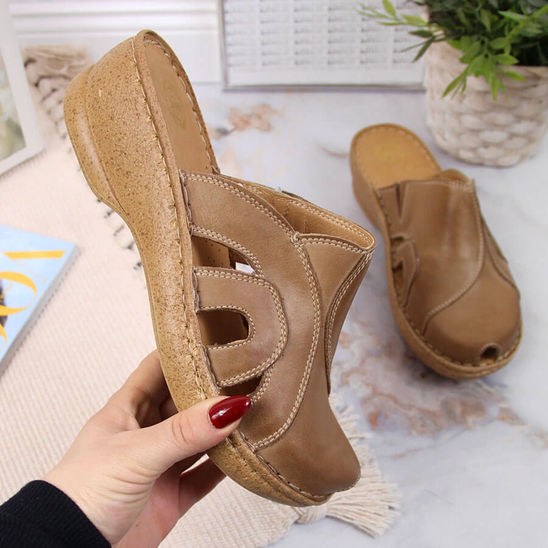 Papuci din piele bej cu pană Łukbut 650 1 Papuci din piele bej cu pană Łukbut 650 1