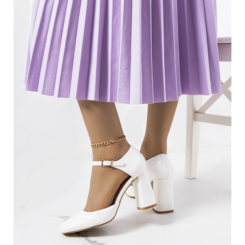 Pompe albe pe postul Clement 1