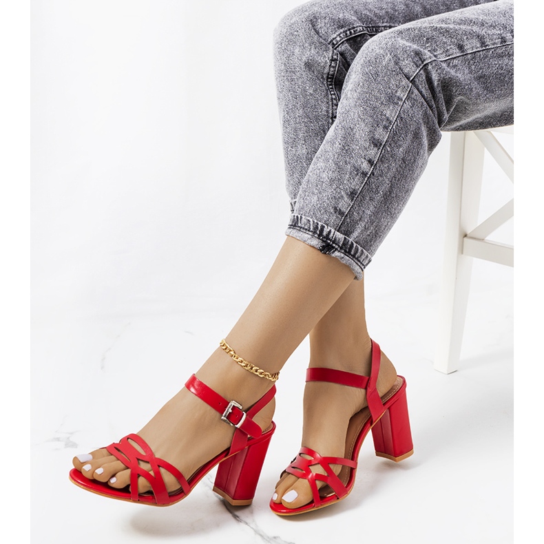 Sandale roșii pe un post Dolling roșu 1