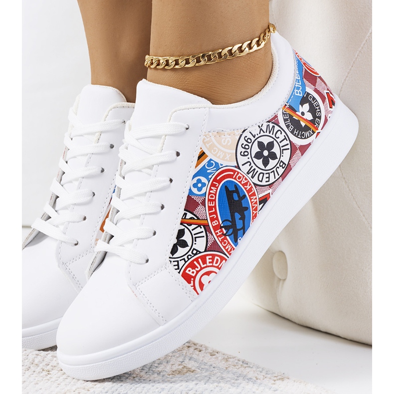 Adidasii albi ai Jokelei 1