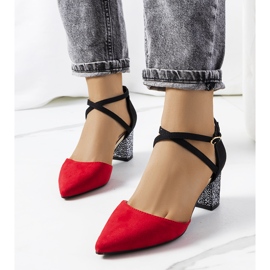 Pompe roșii și negre pe postul Kittie negru roșu 1