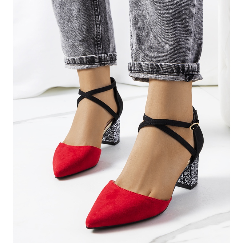 Pompe roșii și negre pe postul Kittie negru roșu 1