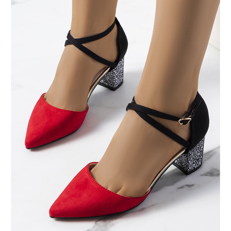 Pompe roșii și negre pe postul Kittie negru roșu 2