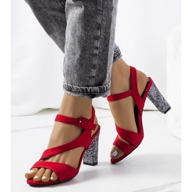 Sandale roșii pe un post Murdock roșu 1