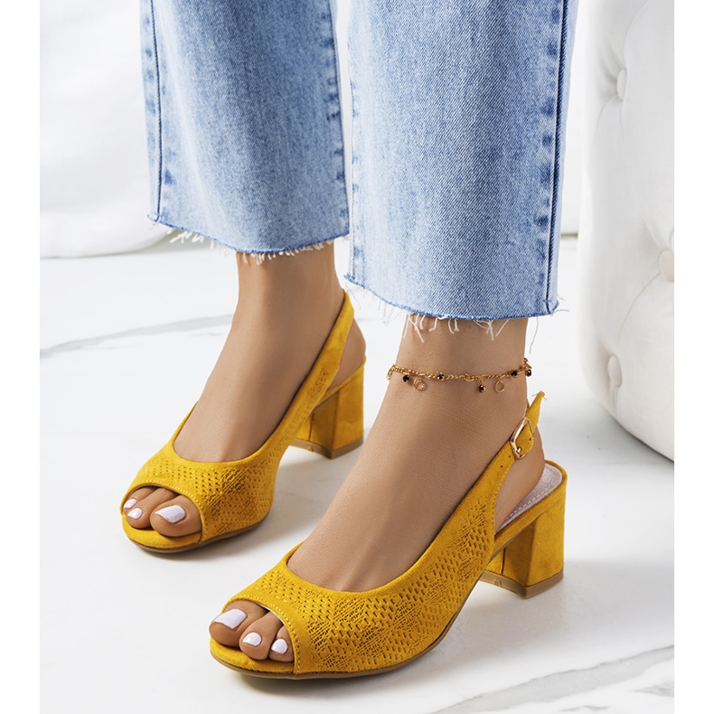 Sandale ajurate galbene Graco 1