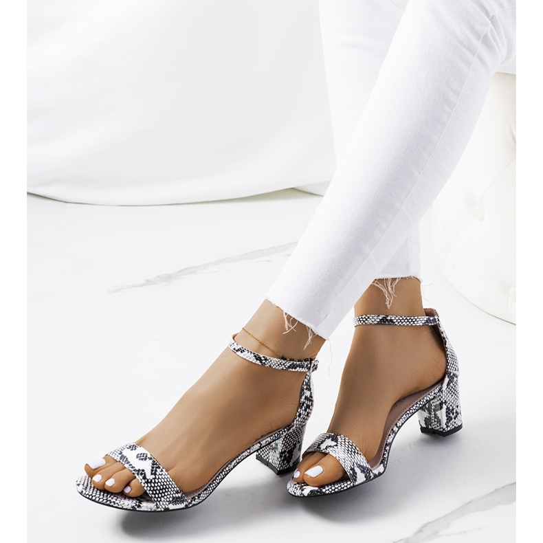 Sandale albe pe un stâlp cu motivul șarpelui Azevedo 1