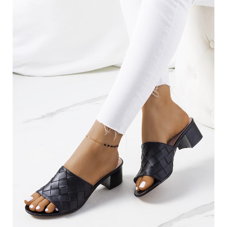 Papuci negri țesuți pe stâlpul Verdun negru 1