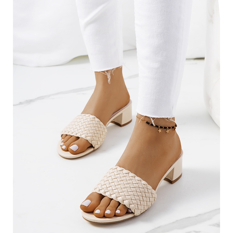 Papuci țesuți bej pe stâlpul Verdun 1