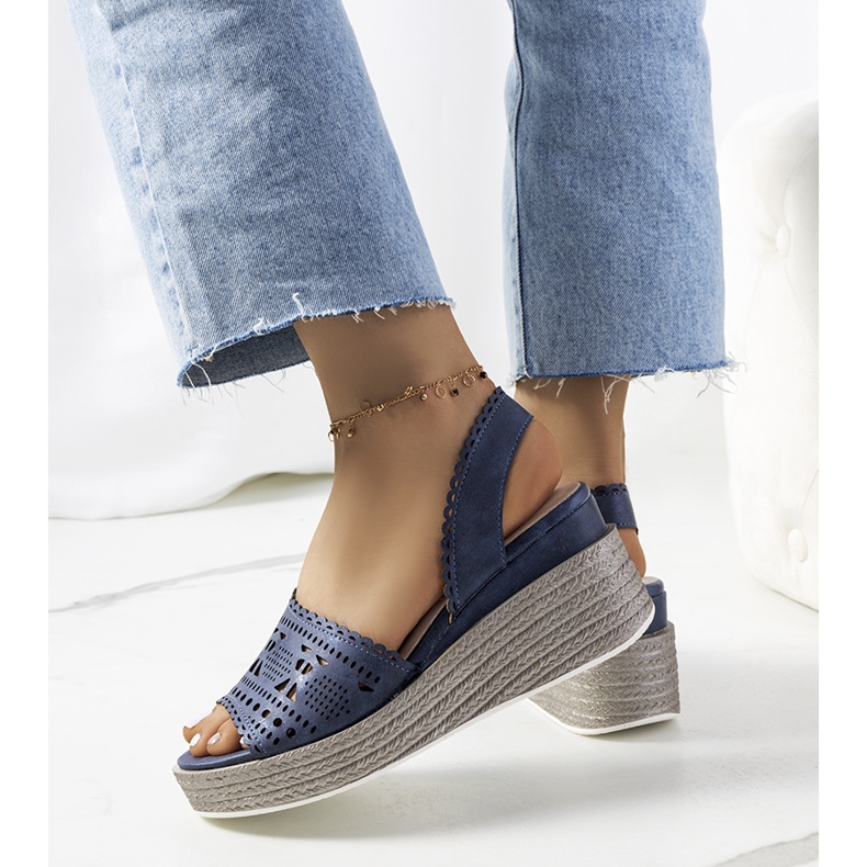 Sandale ajurate bleumarin pe o Biblie cu pană albastru marin 2