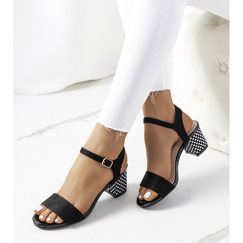 Sandale negre pe un post Harbin negru 1