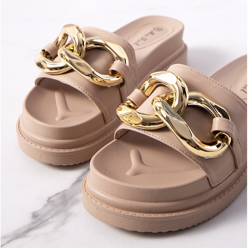 Papuci bej pe platforma Berloz 1