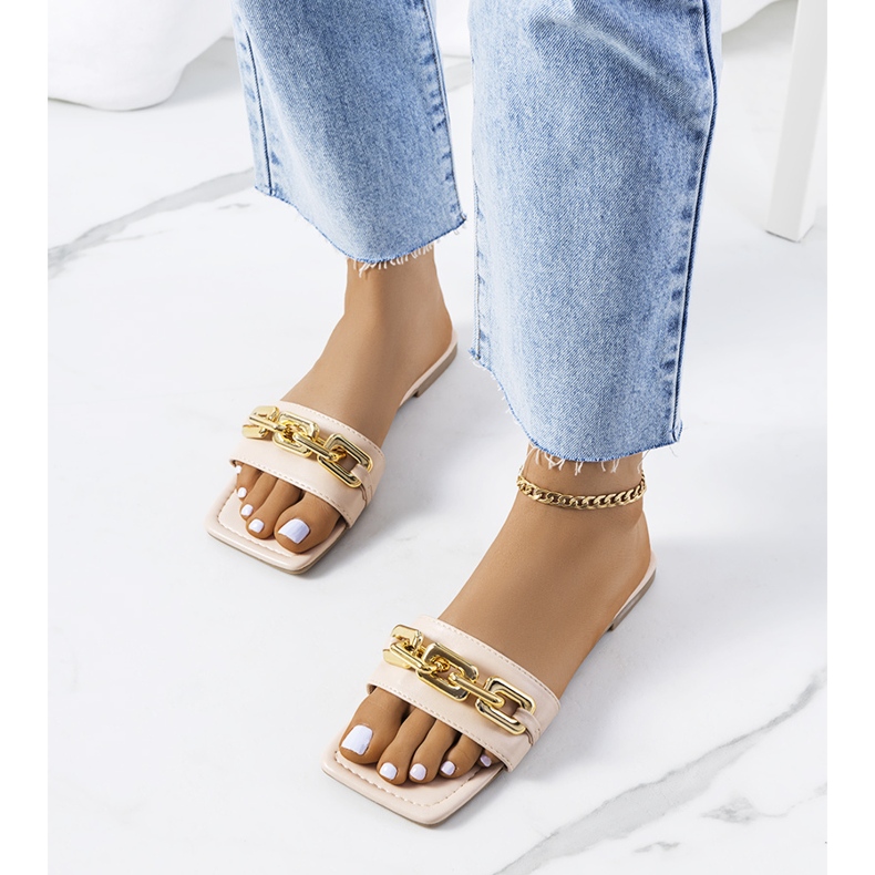 BM Papuci eleganti de culoare bej cu lanț Cherell 1