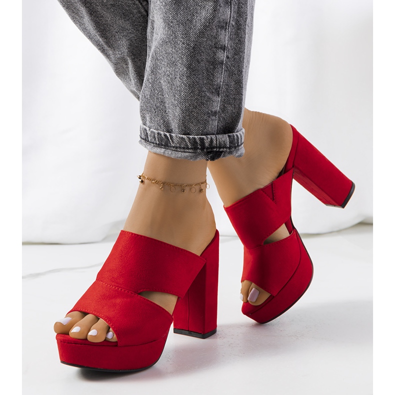 Șlapi roșii pe stâlpul Horn roșu 1