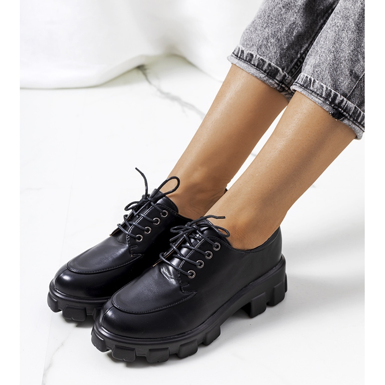 Pantofi negri pe talpa unui tractor Feline negru 1