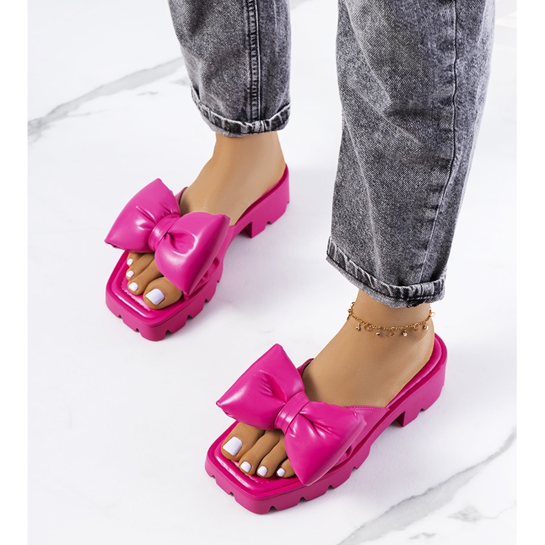 Papuci roz pe talpa tractorului Platt 1