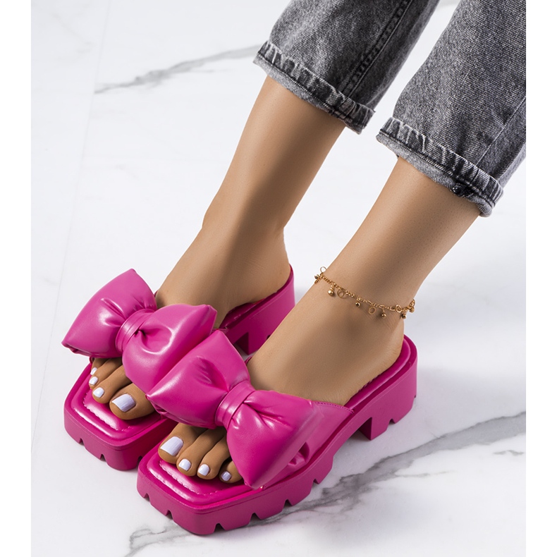 Papuci roz pe talpa tractorului Platt 2