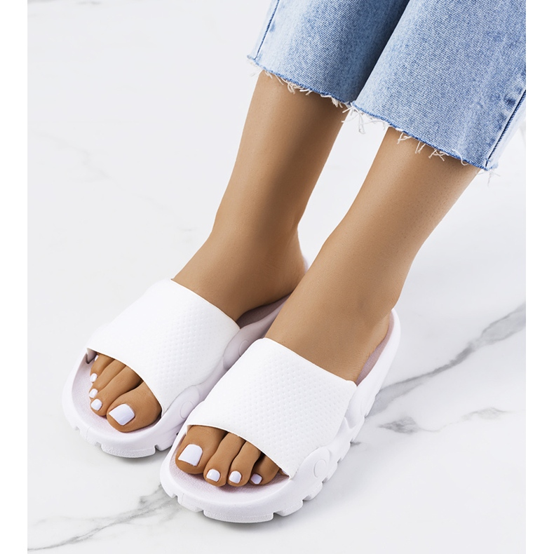 Papuci Distant albi pentru femei 1