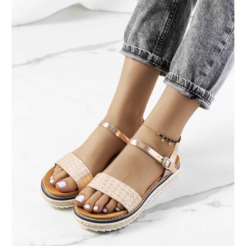 Sandale aurii pe o platformă Acton ornamentată de aur 1