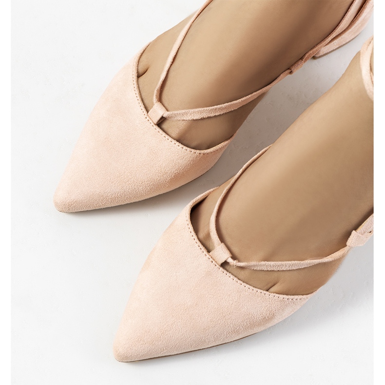 Pompe roz cu șireturi pe postul Victoris 1