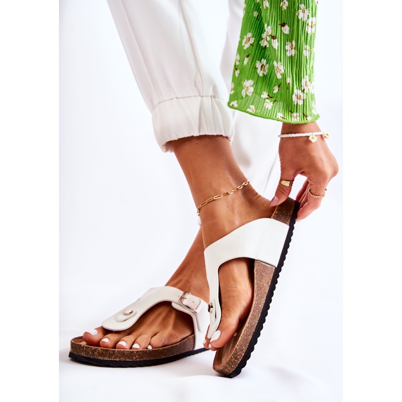 FB1 Papuci de damă cu cataramă alb Elina 1