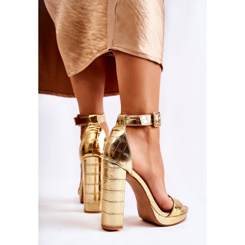 Sandale la modă pe o perfecțiune post-aur înaltă de aur 2