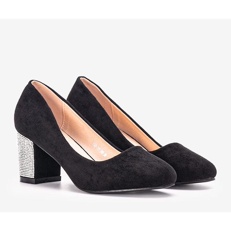 Pompe negre pe postul Goyal negru 1