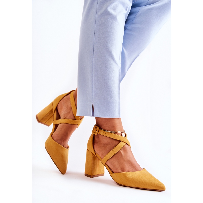 FB1 Sandale la modă pe un bar galben Sinari 2