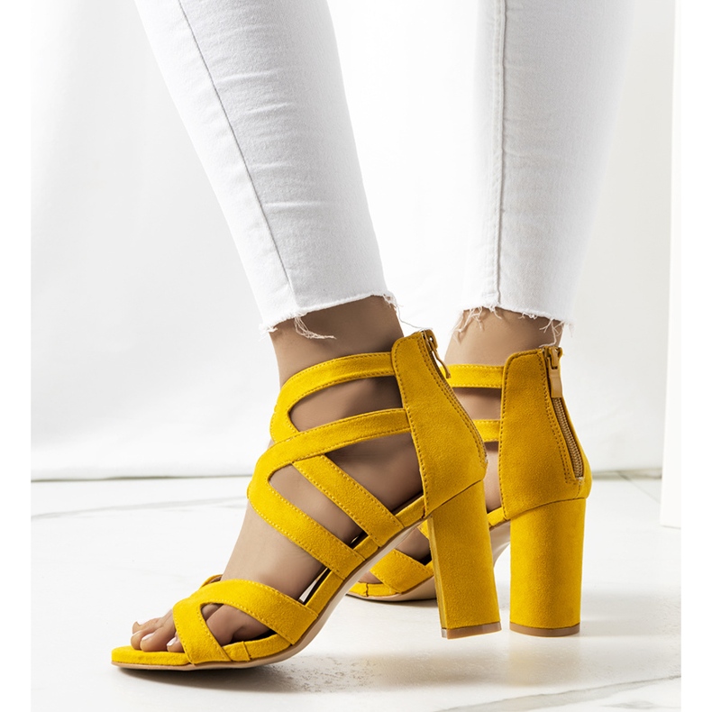 Sandale galbene pe un post Maddox 2