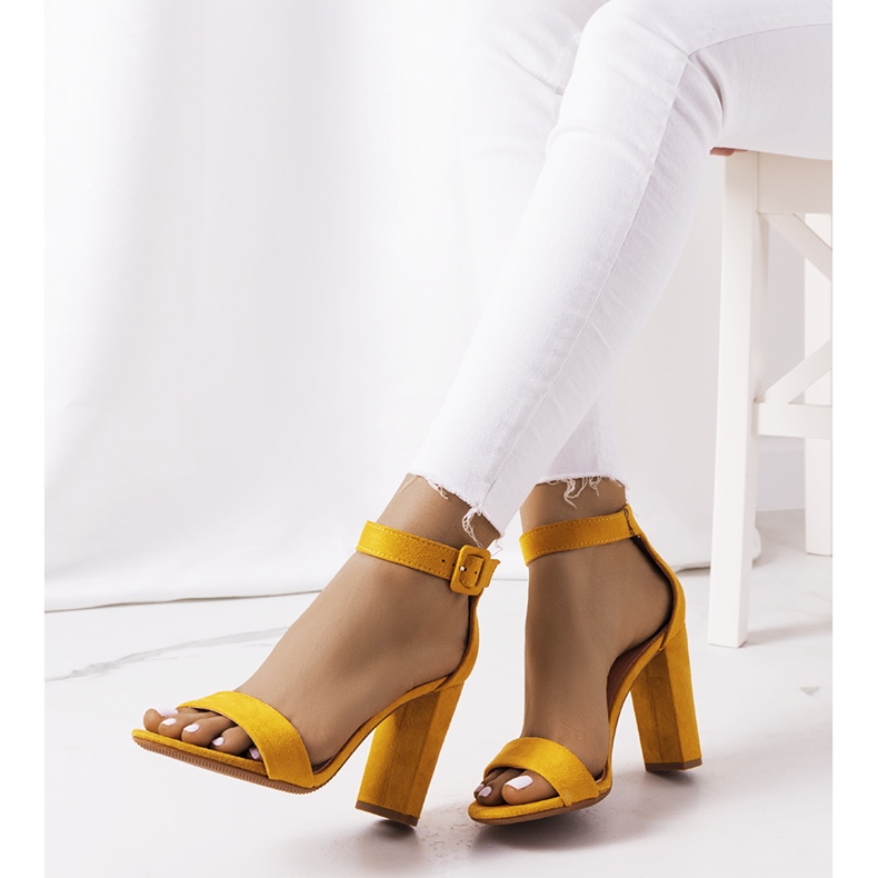 Sandale galbene pe un post Hopkins 1