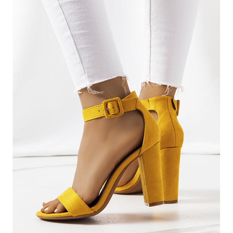 Sandale galbene pe un post Hopkins 2