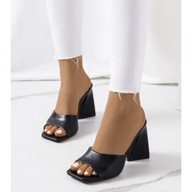 Papuci negri pe postul Istila negru 1