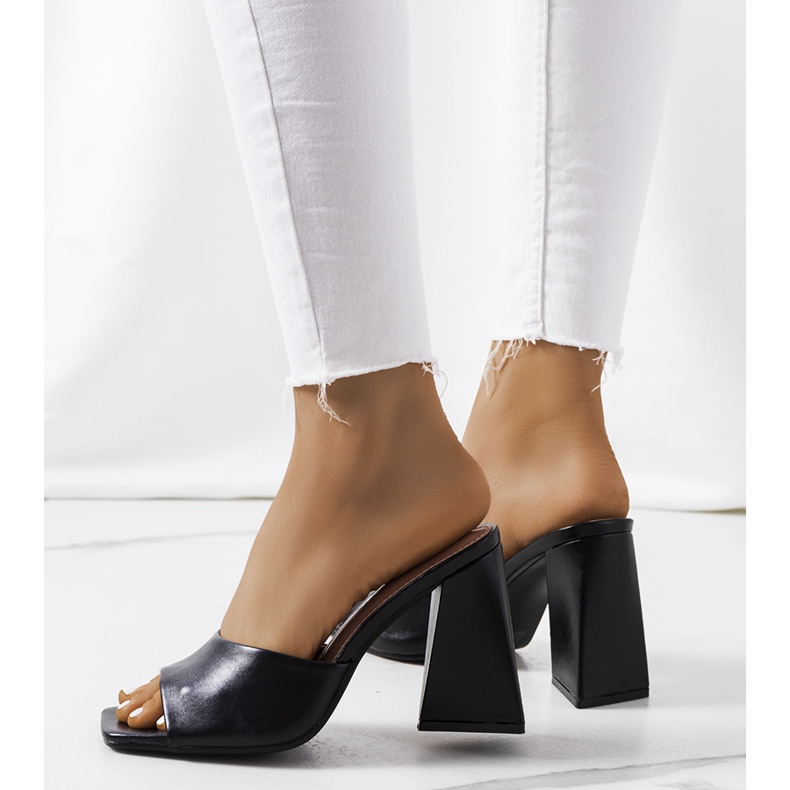 Papuci negri pe postul Istila negru 2