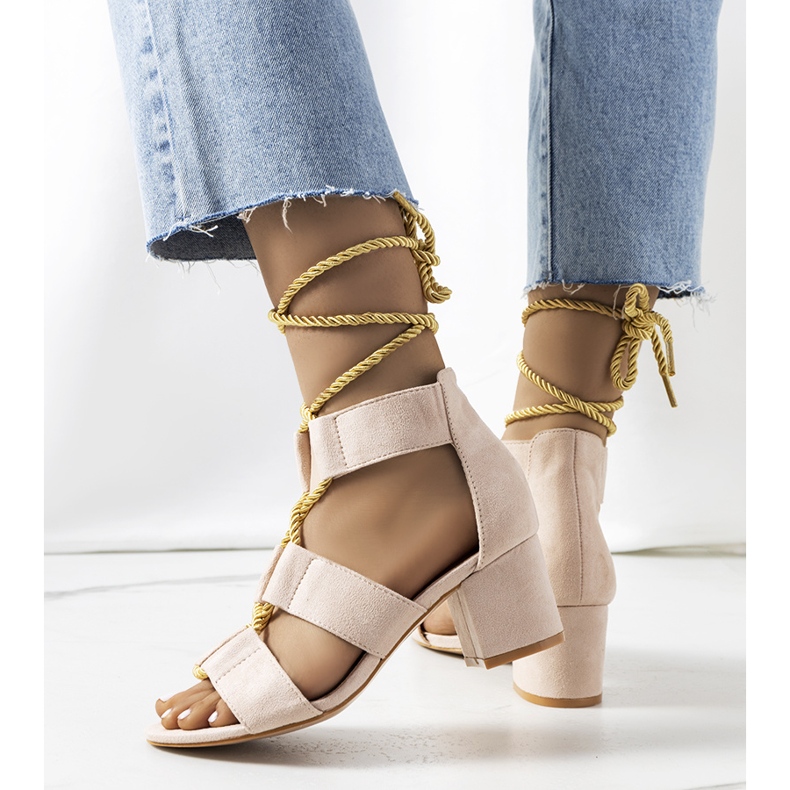 Sandale bej pe postul Saliba 1