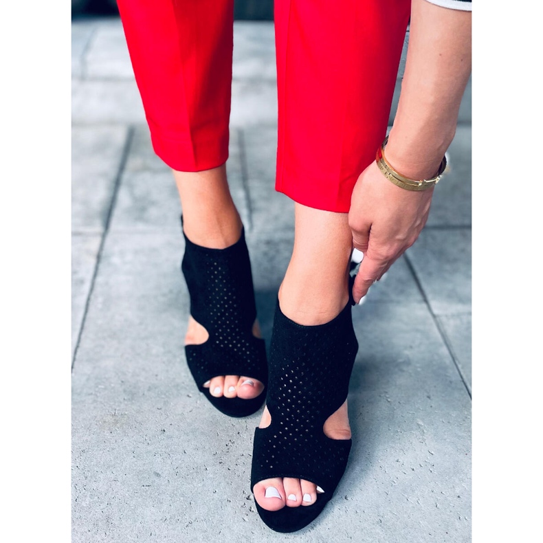 Guala Sandale ajurate cu toc înalt de culoare neagră negru 2 Guala Sandale ajurate cu toc înalt de culoare neagră negru 2