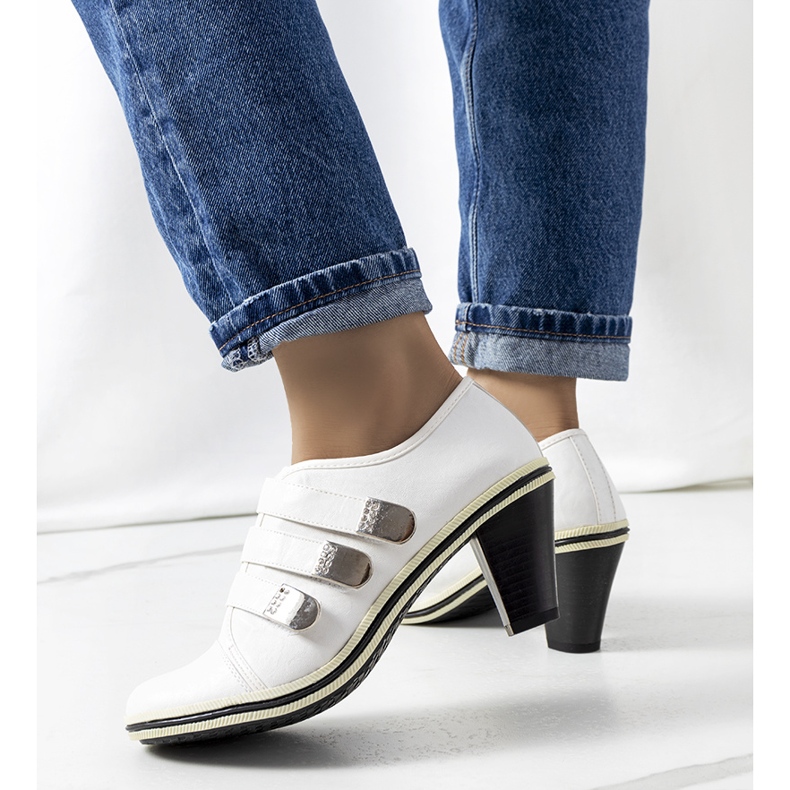 Pantofi albi pe postarea Payla 1