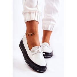 Vinceza Mocasini lăcuți pentru damă, pe pană, cu volane albe 1